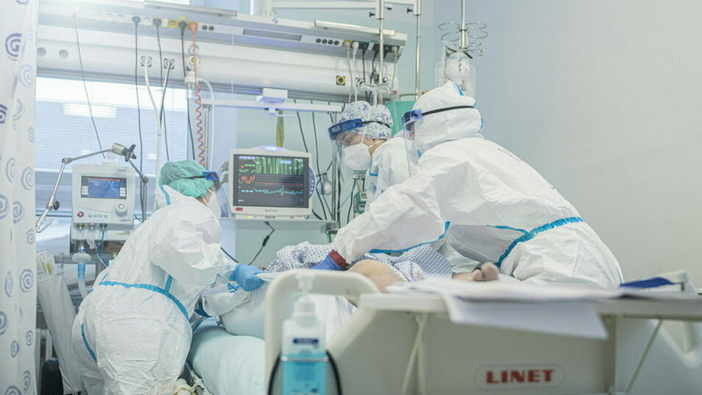 Medizinisches Personal versorgt eine Corona-Patientin auf der Intensivstation im Krankenhaus Liberec.