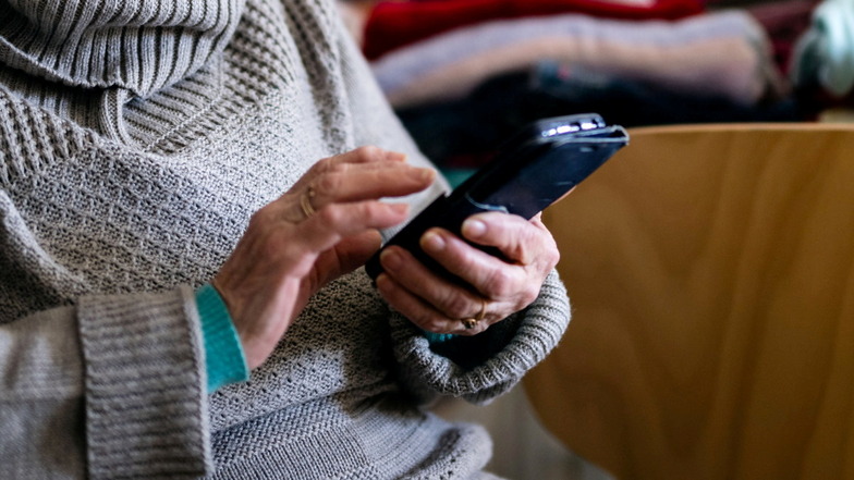 Betrug per WhatsApp: Rentnerin büßt viel Geld ein