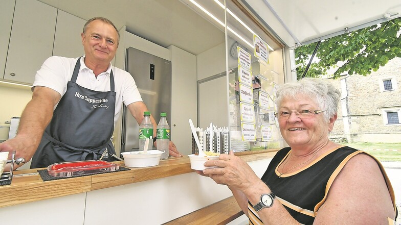 Immer donnerstags steht Falk Liebig um die Mittagszeit mit seiner mobilen Suppenbar auf dem Markt. Zu seinen Gästen gehörte unlängst auch Isolde Orlob aus Neudörfel.