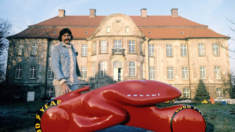 Der Designer mit dem Entwurf eines turbinengetriebenen Zweirads vor seinem damaligen Wohnsitz Schloss Harkotten. 