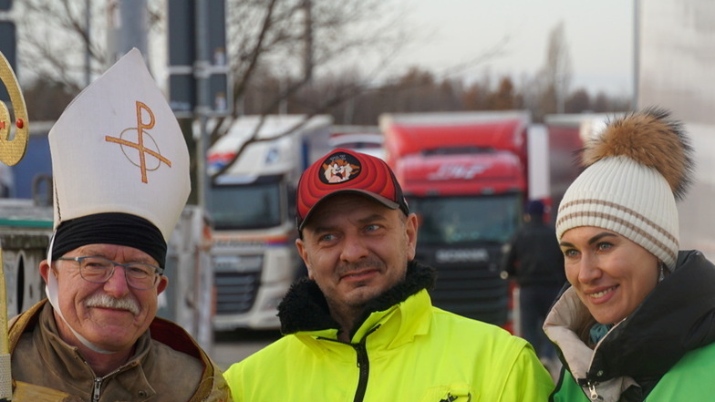 Nikolaus (Bernhard Wendt aus Radebeul), ein Fernfahrer und eine Helferin auf der Autobahnraststätte Dresdner Tor.