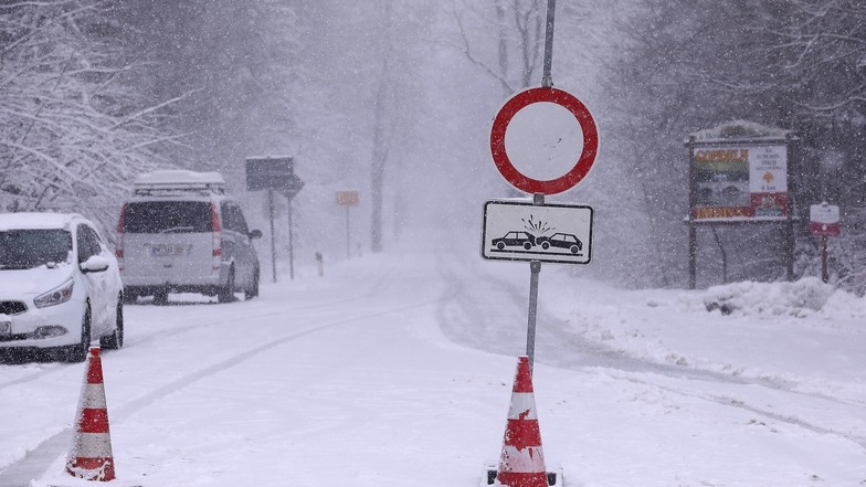Verschneite Straßen sorgen für hohe Unfallgefahr.