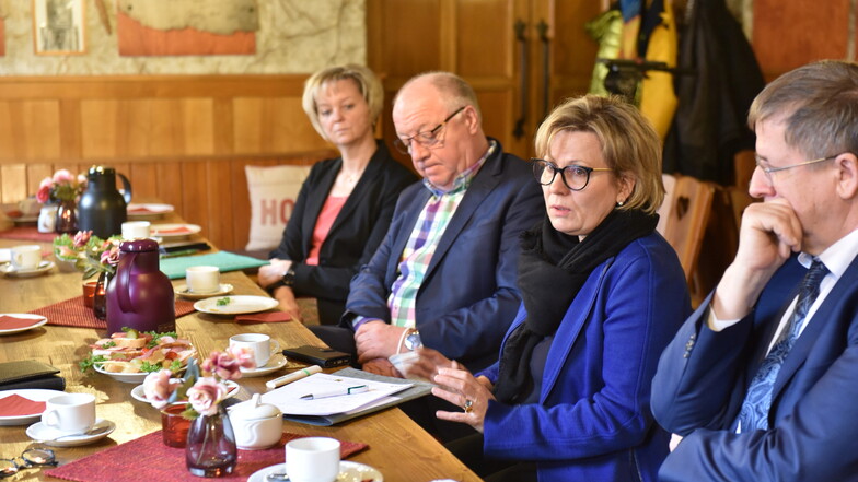 Zum Wirtestammtisch im Ratskeller Geising kam Tourismusministerin Barbara Klepsch (2. v. rechts).
