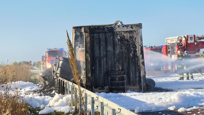 Brennender Transporter auf der A9 - Fahrbahn gesperrt