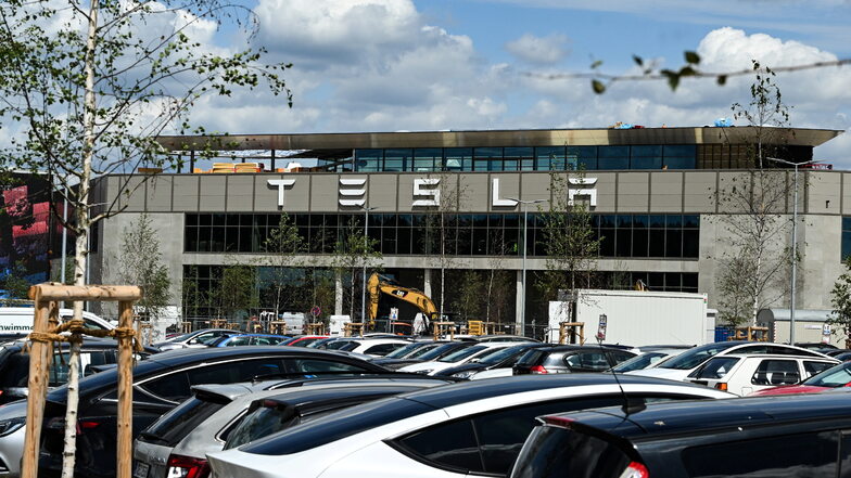 Teslas Gigafactory in Brandenburg. Die E-Autos des US-Herstellers rollen seit 2022 auch in Deutschland vom Band.