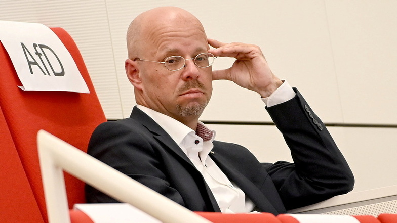 Andreas Kalbitz, früherer Fraktionsvorsitzender der Brandenburger Partei Alternative für Deutschland (AfD), hat laut Gericht keinen Anspruch auf die Unterlagen, die der Verfassungsschutz über ihn gesammelt hat.