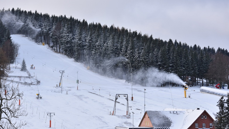 Die Schneekanonen brauchen eine gute Woche, um auf der Skipiste am Erlebnisberg Altenberg gute Bedingungen zu schaffen.