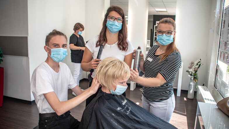 Moritz Hyer (links), Loreen Reinhardt und Emily Luise Seeger lernen derzeit bei Rost & Hödemaker Friseure und Kosmetik in Döbeln. Nun werden weitere Azubis gesucht - trotz Corona.