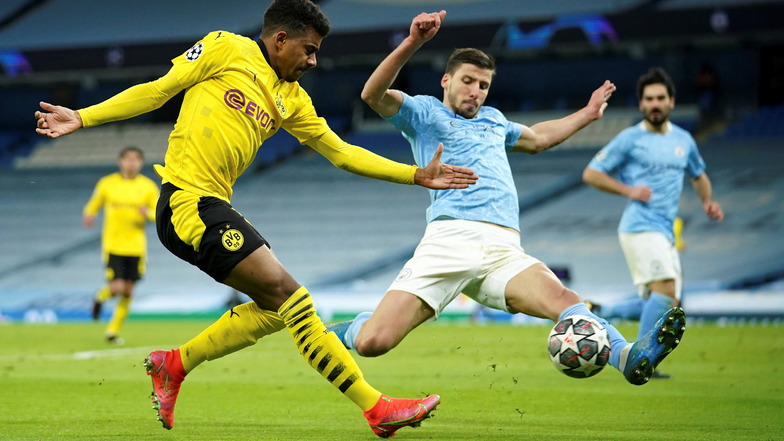 Dortmunds Youngster Ansgar Kanuff (l) bei seinem Startelfdebüt in Aktion gegen Manchester Citys Ruben Dias.