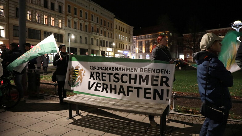 Die Transparente bei den Montagsdemos der Corona-Maßnahmen-Gegner am Postplatz in Görlitz verletzen oft die Grenzen von Anstand und Respekt.