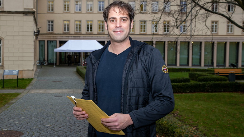 Der Dresdner AOK-Mitarbeiter Laszlo Dombovari gehört bis Ende des Jahres zu den Helfern im Pirnaer Landratsamt.