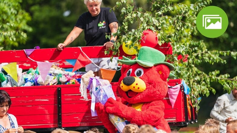 Das Maskottchen Karlchen von Karls Erlebnis-Dorf  übergab die Zuckertüten   an die Schulanfänger in Großweitzschen.