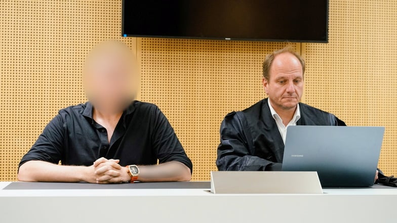 Der Angeklagte (l) sitzt Verhandlungssaal des Amtsgerichts neben seinem Anwalt Marc Wandt. Der 24-Jährige wurde zu einer Geldstrafe verurteilt.