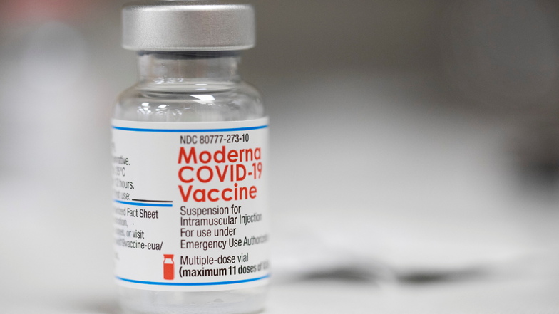 Eine Ampulle des Corona-Impfstoffs von Moderna auf dem Tresen einer Apotheke. Der Impfstoff ist nach Angaben des Unternehmens auch bei Kleinkindern im Alter von 6 Monaten bis 6 Jahren sicher. Die Impfquote im Landkreis Meißen liegt bei 61,2 Prozent.
