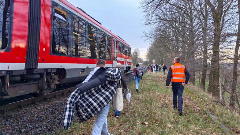 Auf der Bahnstrecke zwischen Dresden und Kamenz hat es am Mittwochnachmittag eine Havarie gegeben. Ein Zug blieb bei Kleinröhrsdorf stehen. Nach rund zwei Stunden konnten die Passagiere unter Begleitung von Bahnpersonal das Fahrzeug verlassen.