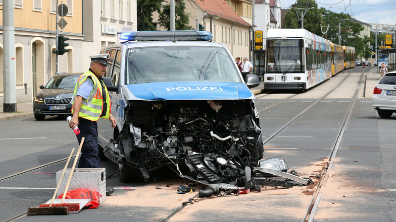Am Polizei-Auto entstand beim Unfall ein großer Schaden.