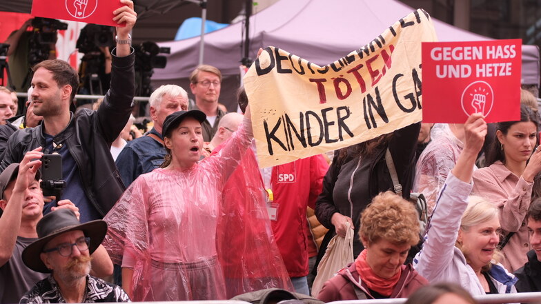 Mehrere Demonstranten haben lautstark gegen die Politik von Bundeskanzler Olaf Scholz demonstriert.