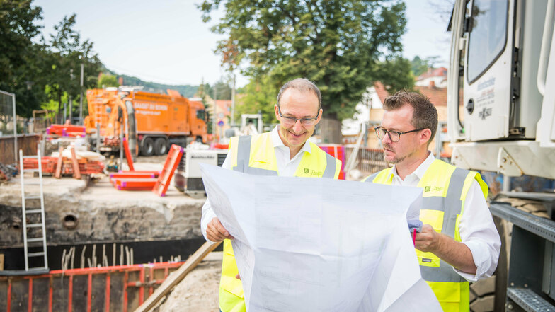 Robert Franke (l.), derzeit Chef im Straßen- und Tiefbauamt, und Baubürgermeister Raoul Schmidt-Lamontain studieren die Baupläne, nach denen die Brücke in Cossebaude neu gebaut wird.