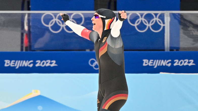 Es ihr Zieleinlauf, ihr Jubel: Claudia Pechstein feiert sich und ihre achte Teilnahme bei Olympischen Winterspielen. 1992 war die Berlinerin zum ersten Mal dabei.