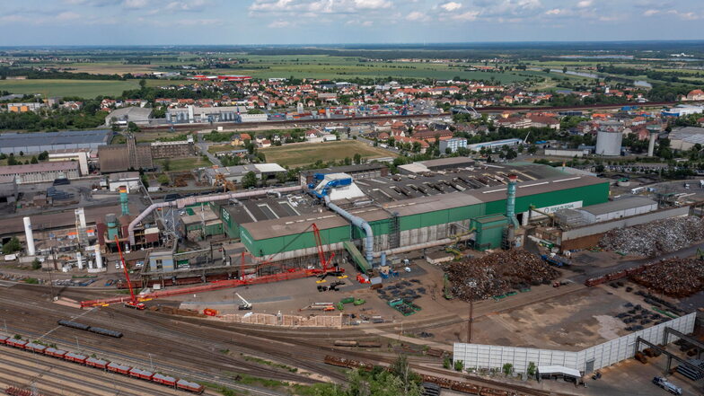 Ein Blick auf das Feralpi-Werksgelände in Gröba. Das Stahlunternehmen prägt den Stadtteil und Riesa insgesamt.