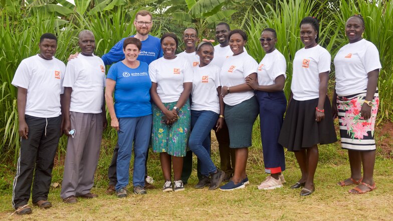 Seit rund zehn Jahren unterstützt Arche Nova die Frauenselbsthilfegruppen des Katosi Women Development Trust (KWDT). Hier waren die Vize-Vorstandschefin von Arche Nova Cornelia Trentzsch und Geschäftsführer Mathias Anderson in Uganda. Rechts neben Corneli