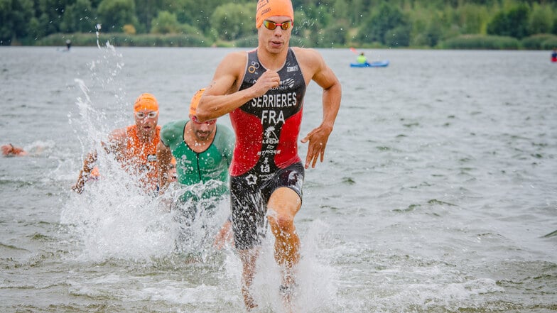 Der Triathlon beginnt mit der Disziplin Schwimmen. Jung und Alt stürzen sich entsprechend ihrer Starklassen in die Fluten.