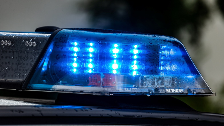 Die Polizei meldet zwei Unfälle in Dresden, bei denen Radfahrer verletzt wurden.
