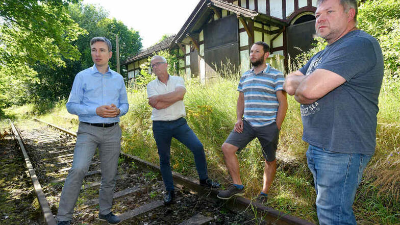 Der Grünen-Bundestagsabgeordnete Stephan Kühn (ganz links) besichtigte im Sommer gemeinsam mit Bahnverfechtern die Strecke. Inzwischen hat der Grünen-Politiker einen anderen Job.