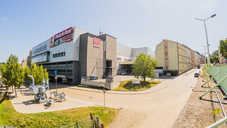 Über die Breite Straße (rechts) floss zuletzt der gesamte Verkehr ins Elbgalerie-Parkhaus und hinaus ab.