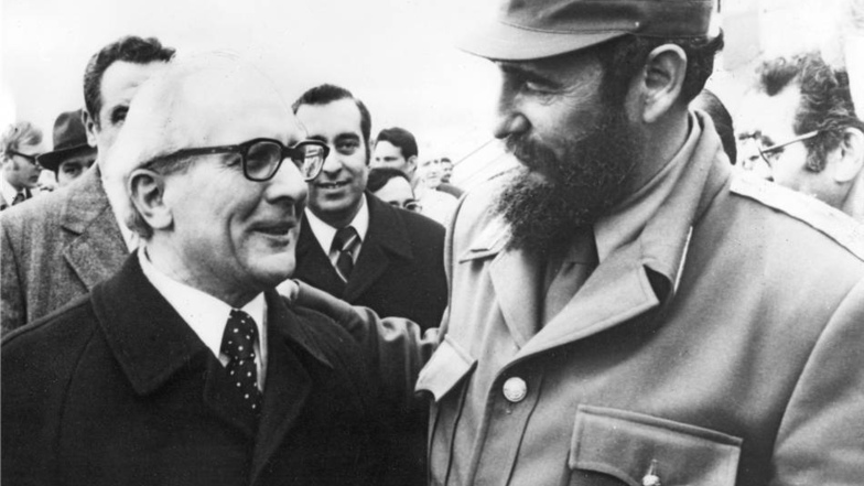 1977:  Erich Honecker begrüßt Fidel Castro bei seiner Ankunft in Ost-Berlin.