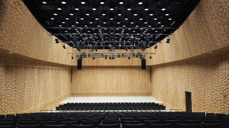 Der Kleine Saal hingegen ist vielfältig einsetzbar und modern gebaut: mit mobiler Zuschauertribüne und fahrbaren Bühnenelementen.