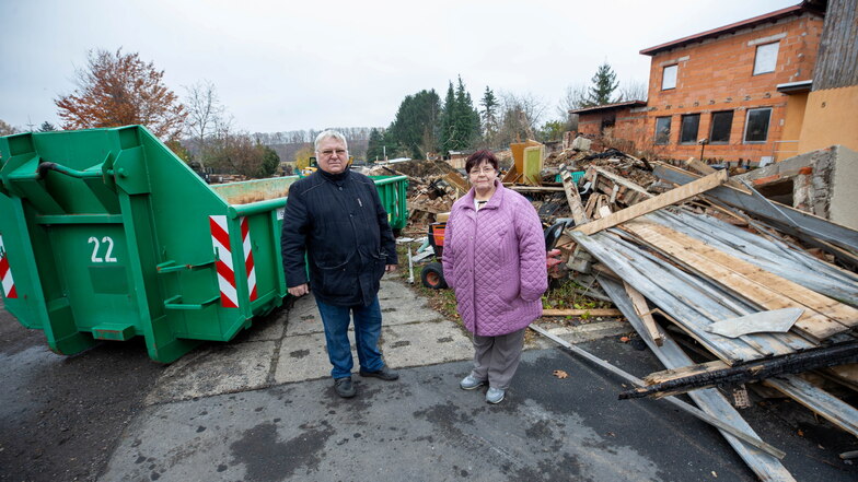 Gudrun und Reiner Uhlemann stehen vor der ehemaligen Scheune. Mit Unterstützung vieler Helfer konnten deren Überreste weggeräumt werden.