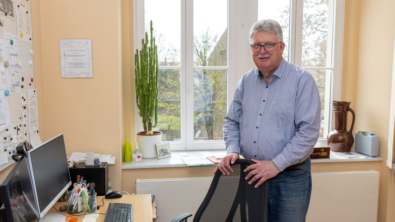 Klaus Liebtrau, Schulleiter des Großenhainer Werner-von-Siemens-Gymnasiums, in seinem Arbeitszimmer. Seit 1999 leitet der Chemielehrer die renommierte Einrichtung. Jetzt ist die Stelle ausgeschrieben.