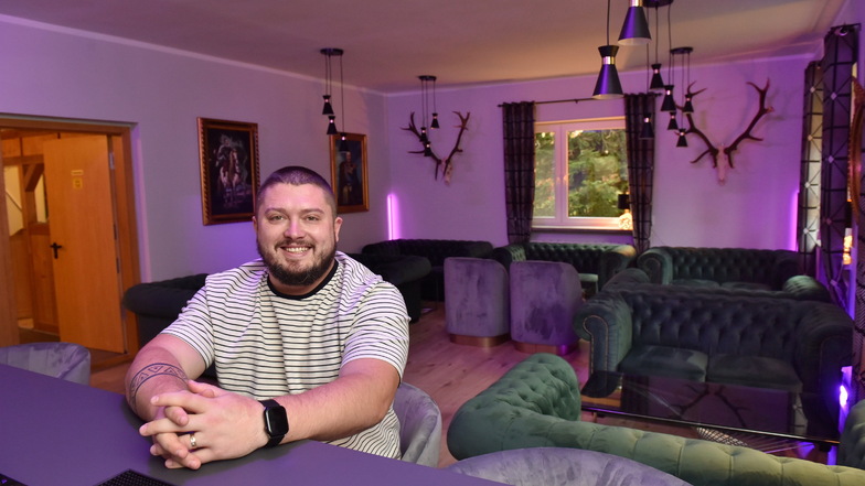 Dimitrii Matveev an der neuen Bar des neu eröffneten Hotels Waldeslust in Rehefeld. Er betreibt es zusammen mit seiner Partnerin Yevgeniya Gnatek.