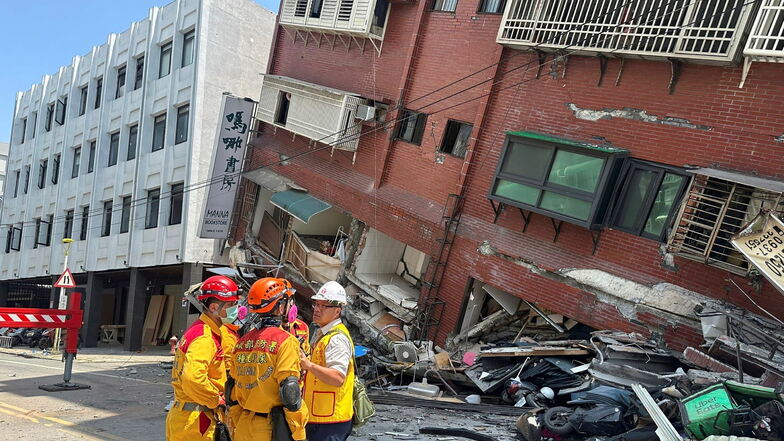 Gebäude stürzten zum Teil ein oder gerieten in gefährliche Schieflage.