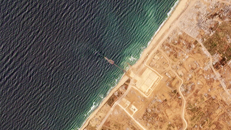 Ein Foto aus der Luft zeigt den neuen Steg an der Küste des Gazastreifens.