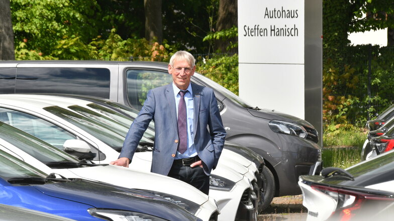 Steffen Hanisch vor seinem Autohaus in Dresden-Lockwitz - er kandidiert für die AfD zur Stadtratswahl im Juni.