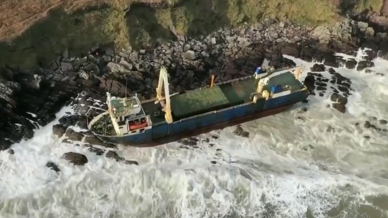 Sturm treibt Geisterschiff an irische Küste