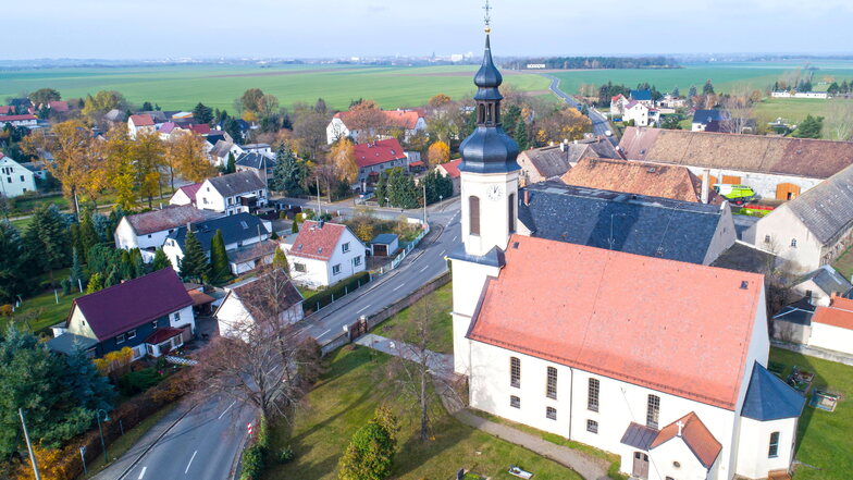 Die Heydaer Kirche auf einem Luftbild von 2017. Das zur Gemeinde Hirschstein gehörende Dorf steht jetzt im Mittelpunkt der MDR-Sendung "Unser Dorf hat Wochenende".