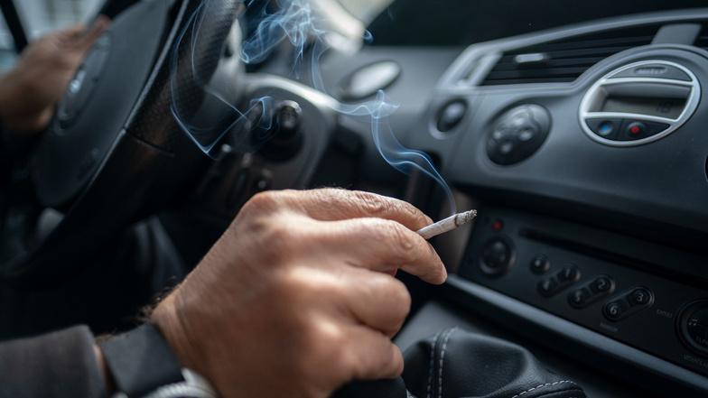 Rauchen im Auto soll nach Willen der Bundesländer verboten werden.