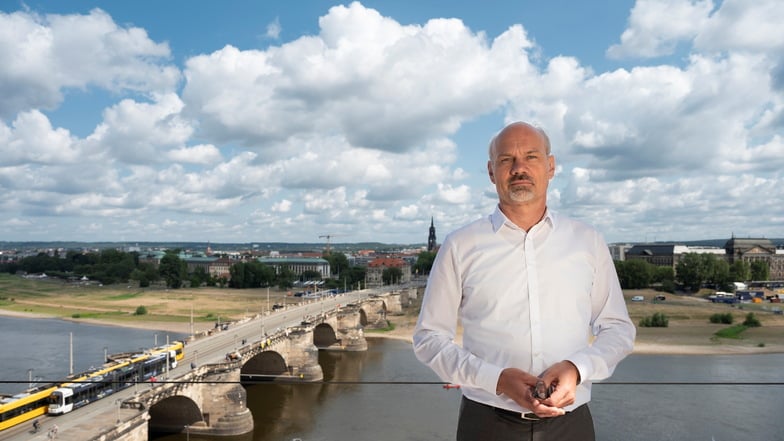 Alf Furkert auf dem Balkon des Ständehauses, im Hintergrund der denkmalgeschützte Park des Hotels Bellevue.