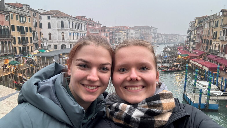 Kira und Jasmin sind Konditor-Lehrlinge beim Ottendorfer Mühlenbäcker im dritten Lehrjahr und durften im Februar in Italien backen. Hier bei einem Ausflug in Venedig.