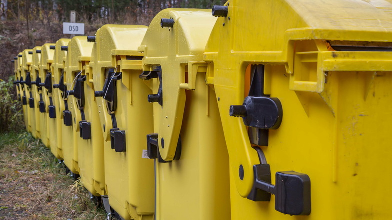 Wann wird die Gelbe Tonne abgeholt? Auch im kommenden Jahr regelt das der Abfallkalender. Bis kurz vor Weihnachten werden die Exemplare für 2021 an die Haushalte im Kreis Bautzen verteilt.
