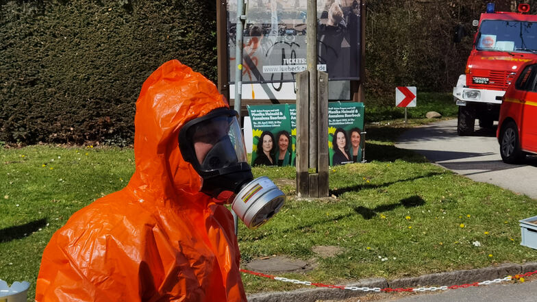 Ein Feuerwehrmann im ABC Schutzanzug steht in der Nähe der Freilichtbühne in Lübeck, wo es einen Zwischenfall mit Säure vor einer Grünen-Wahlkampfveranstaltung gegeben hat.