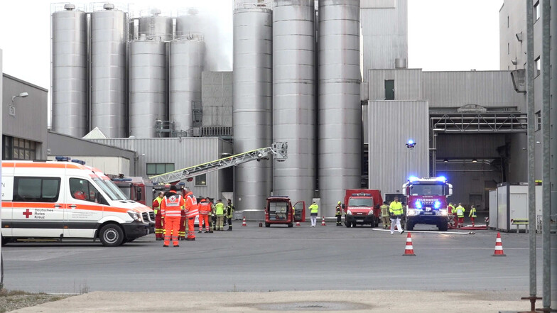 Bei dem Vorfall auf dem Firmengelände von Sachsenmilch in Leppersdorf waren am Freitag zahlreiche Feuerwehren und Rettungswagen im Einsatz.