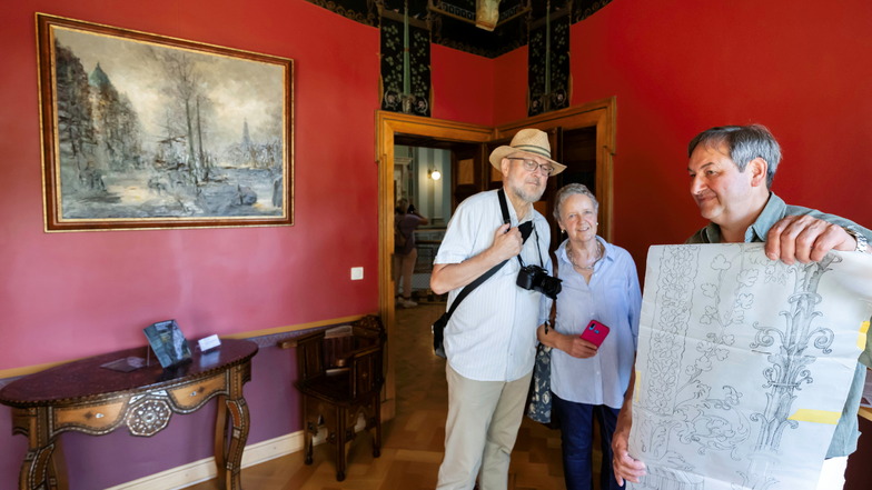 Marlene Schmidt und Jürgen Müller lassen sich von Restaurator Restaurator Guntram Weiß die Besonderheiten der Villa Weigang erklären. Auch dieses Denkmal gehört zu den Klassiker am Denkmaltag.