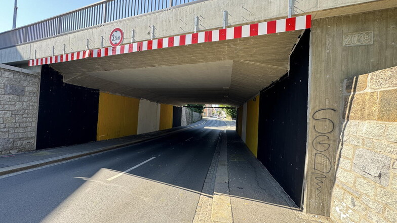 Die Polizei sucht Zeugen, nachdem in Bischofswerda die Innenseiten einer Brücke großflächig mit Farbe bemalt wurden.