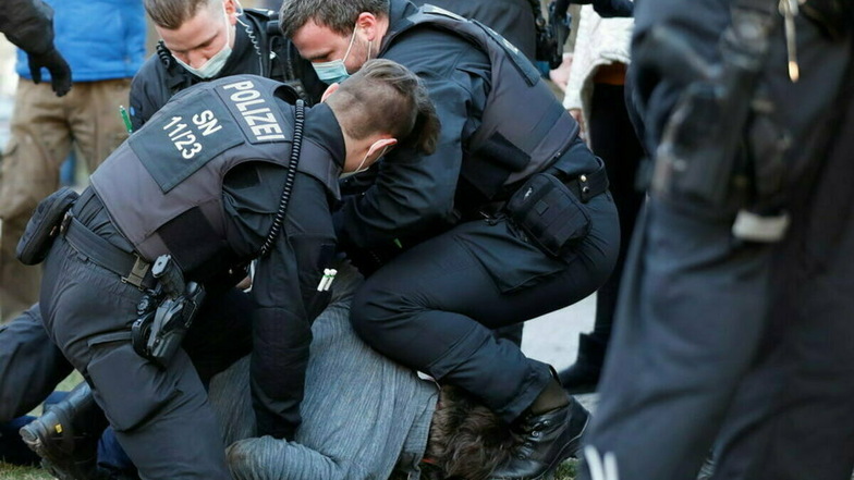 Polizisten haben beim Ring-"Spaziergang" am 29. März 2021 gewaltsam einen Mann zu Boden gedrückt. Sowohl gegen sie als auch den Teilnehmer liefen Ermittlungen.