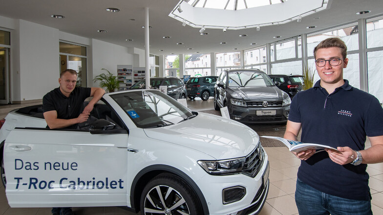 Verkäufer Maximilian Sabisch (links) und Martin Lischke warten im Autohaus Döbeln auf Kunden für den T Roc Cabrio.
