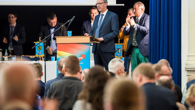 Jörg Urban (2.v.r.), Vorsitzender des sächsischen Landesverbandes der Alternative für Deutschland (AfD), wurde auf dem Parteitag in Weinböhla wiedergewählt.